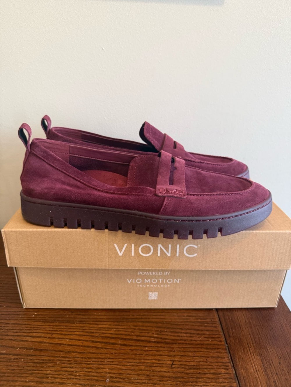 Vionic women’s  Burgundy Suede Slip-On Loafer New